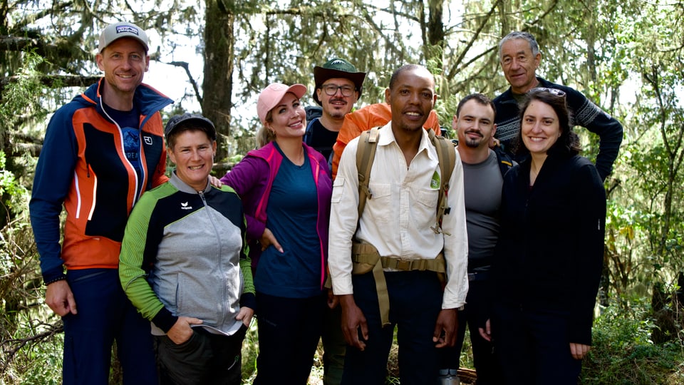 Gruppenbild der Teilnehmenden des Kilimandscharo-Trekkins auf den Kilimandscharo