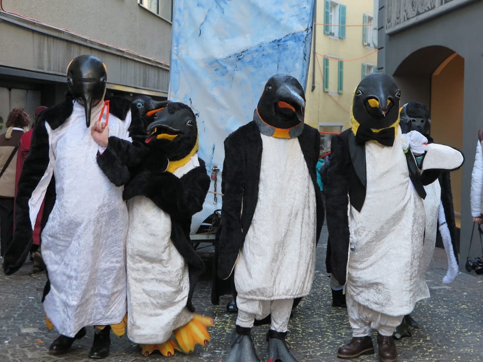 Fasnächtler als Pinguine verkleidet. 