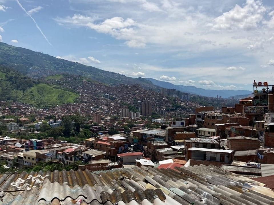 A view of the city with mountains in the background.