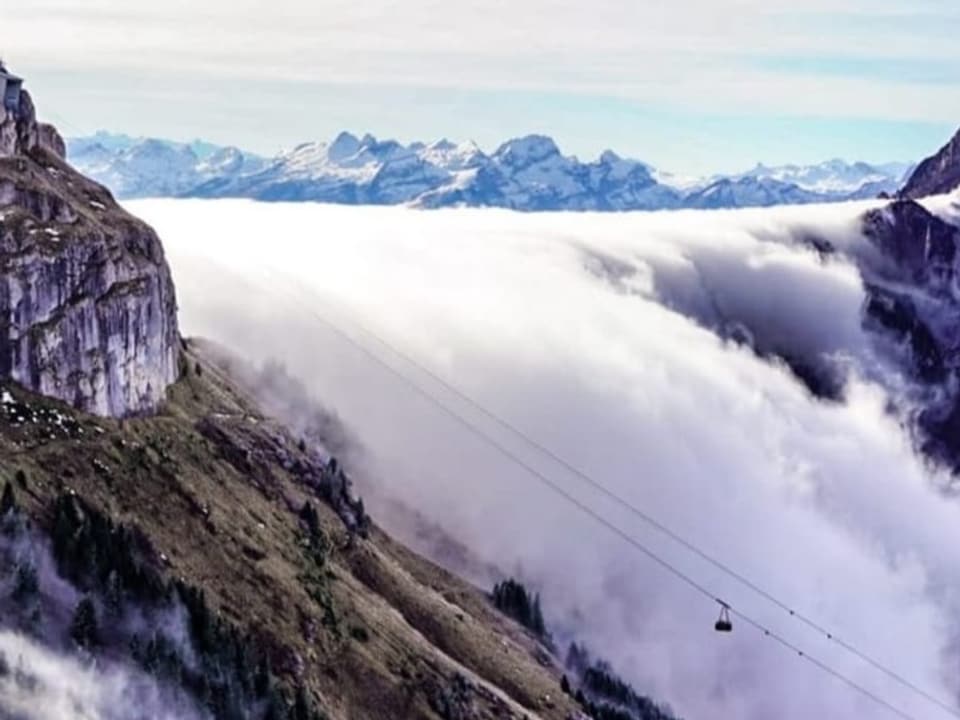 Berg mit Antenne, der Säntis. Daneben ein Wasserfall aus Nebel. 