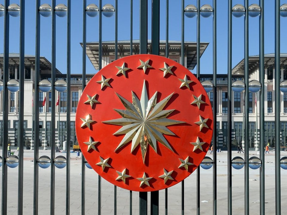 Ein Stern auf rotem Untergrund dient als Siegel des Haupttores