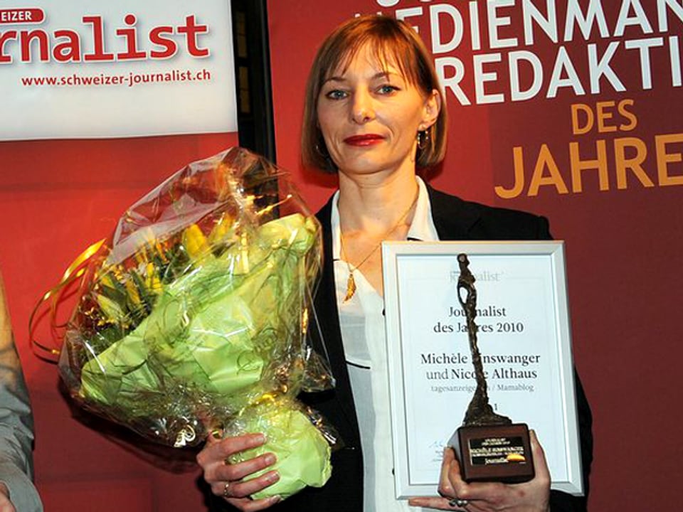 Michèle Binswanger an der Preisverleihung mit Blumenstrauss und Urkunde.