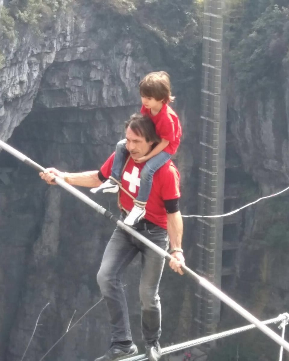 Freddy Nock balanciert mit seinem Sohn über einer Schlucht in Südchina 