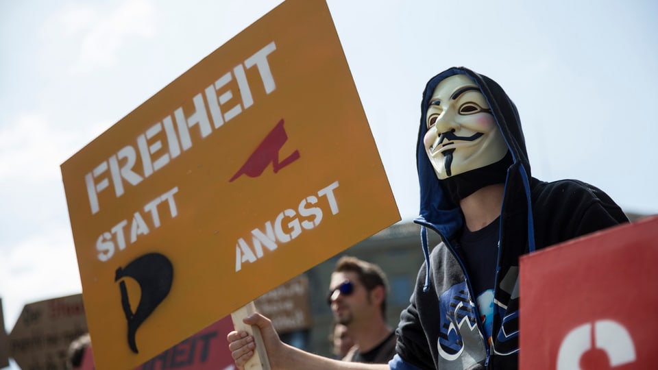 Demonstranten halten Plakate.