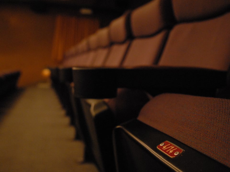 Sitzreihen mit den typischen aufklappbaren Kinostühlen.