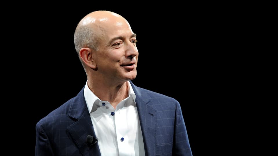 Amazon-Chef Jeff Bezos vor schwarzem Hintergrund.