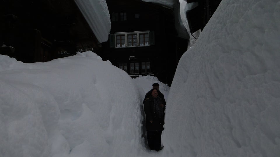 Mannshohe Schneemauern in Ulrichen im Januar 2012.