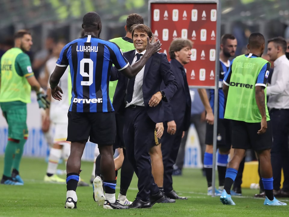 Romelu Lukaku klatscht mit Trainer Antonio Conte ab.