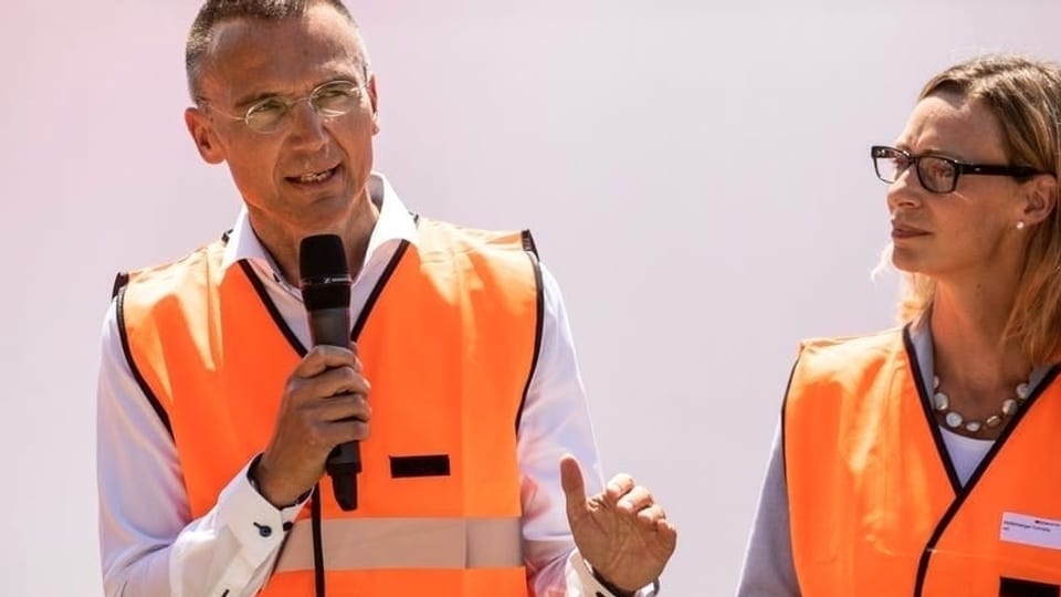 Jacques Boschung und Cornelia Mellenberger in orangen Gilets.