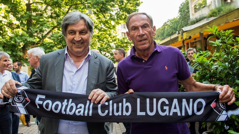 Zdenek Zeman hält mit Lugano-Präsi Angelo Renzetti einen Luganoschal in der Hand