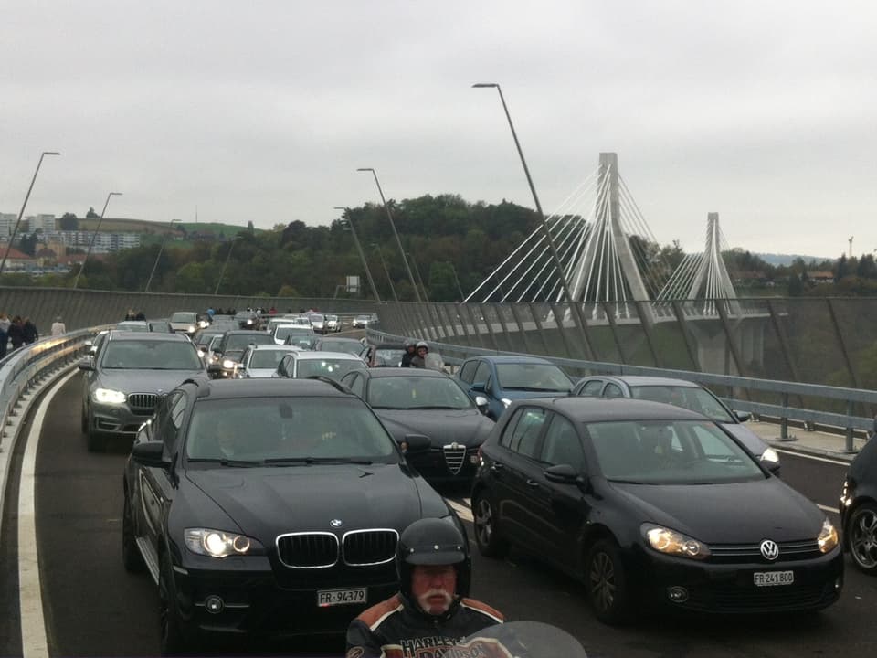 Autos stauen sich auf der neuen Freiburger Poya-Brücke.
