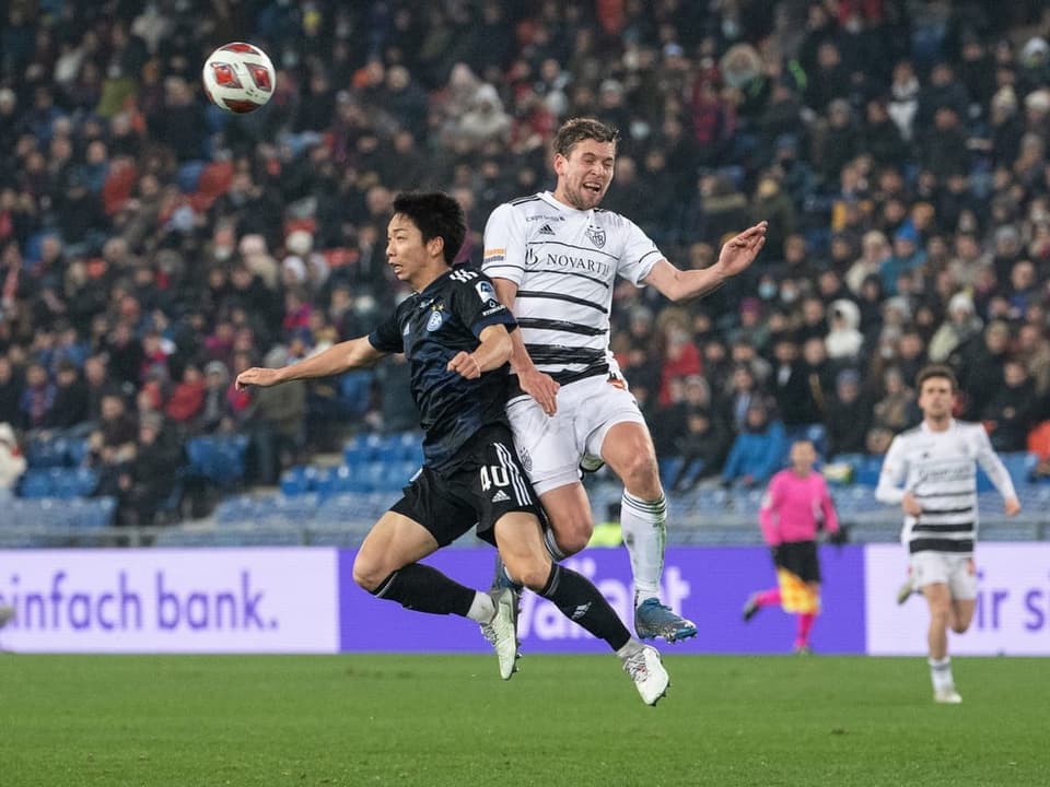 Beim letzten Gastspiel blieben die drei Punkte in Basel Hayao Kawabe (l.) im Luftkampf mit Basels Fabian Frei.