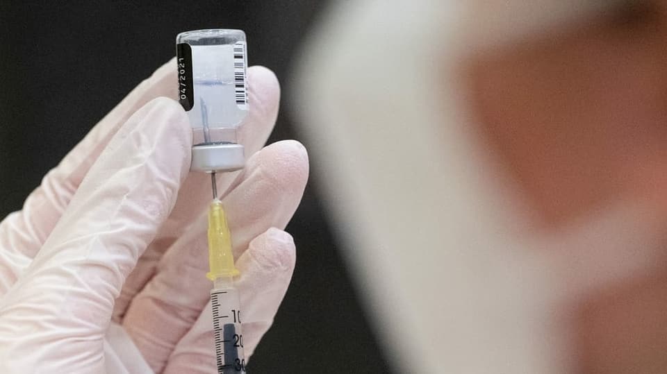 Knapper Corona-Impfstoff: Die zweite Impfdosis verschieben?