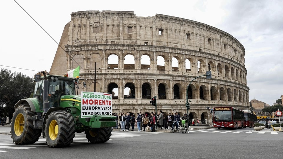 Ein Traktor steht vor dem Kolosseum in Rom. 