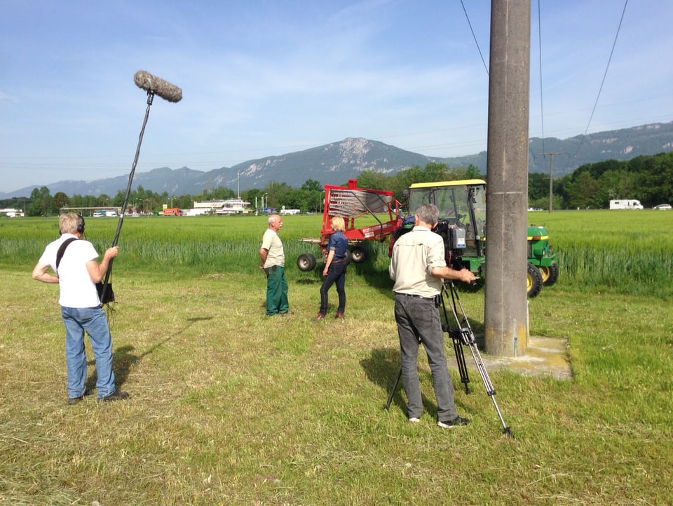 Sabine Dahinden spricht auf dem Feld mit einem Bauer. Filmequipe nimmt die Szene auf.