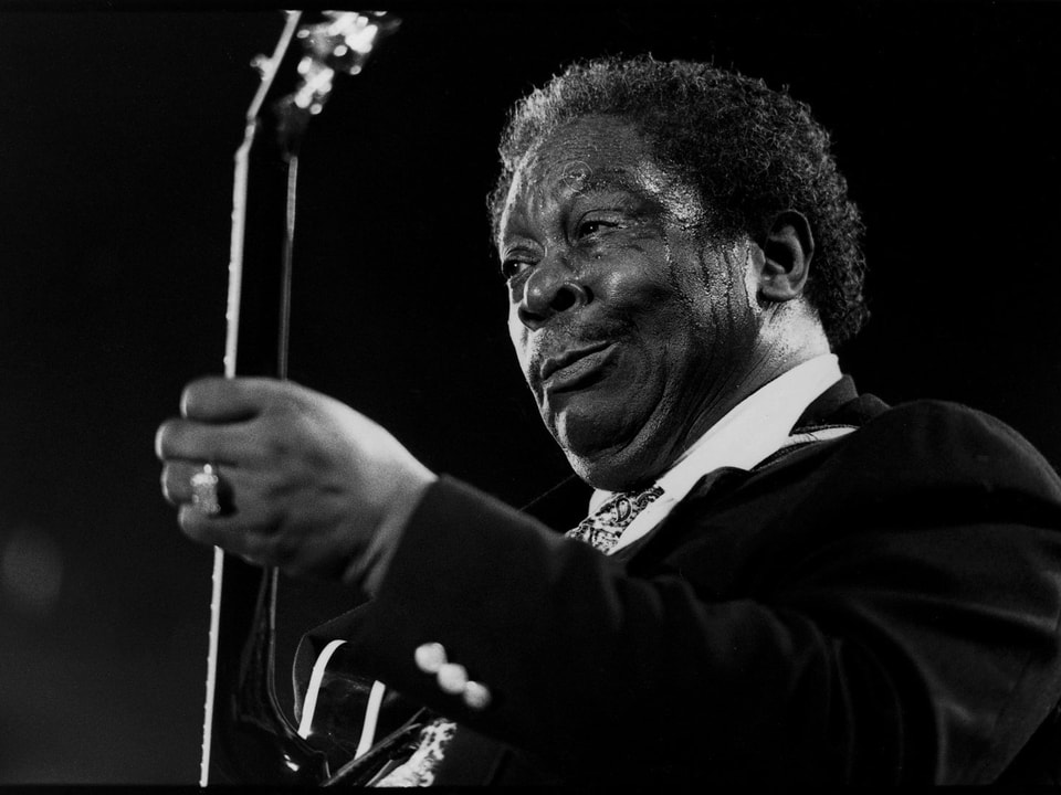 Porträt der Jazzmusikers B.B. King auf der Bühne, 1990. 