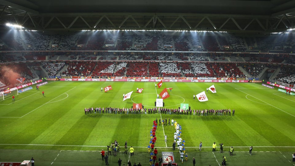 Stadion von Lille mit Zuschauer.