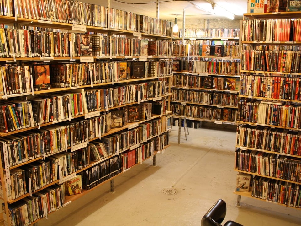 Ein Raum mit Regalen mit sehr vielen DVDs.