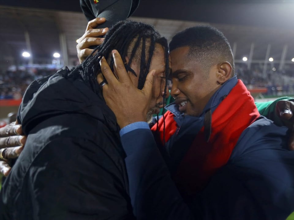 Bild der Harmonie Song und Eto'o nach der in extremis geschafften WM-Qualifikation gegen Algerien.
