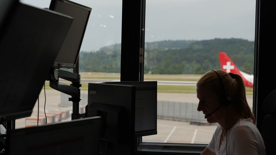Eine Angestellte der Einsatzleitstelle sitzt am Arbeitsplatz auf dem Flughafen Zürich in Kloten.