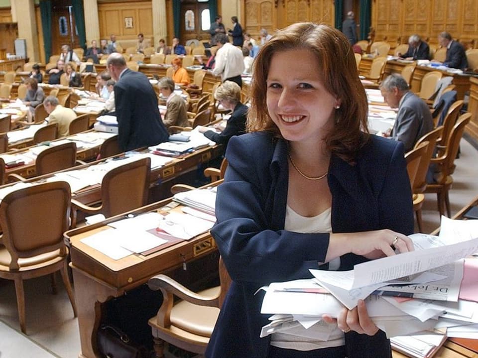 Christa Markwalder mit einem Stapel Dokumente im Bundeshaus.