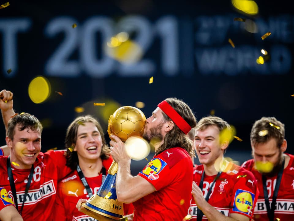Mikkel Hansen küsst den WM-Pokal.