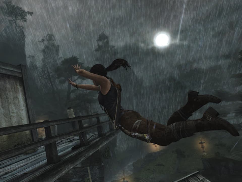 Ein Screenshot des Games «Tomb Raider» zeigt Lara Croft beim Sprung auf einen Balkonvorsprung.
