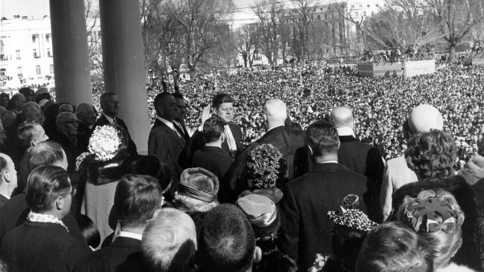 John F. Kennedy im Januar 1961 bei seiner Inauguration beim Kapitol. 