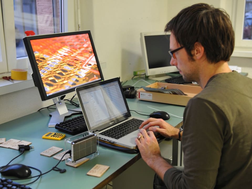 Ein wenig Knowhow ist nötig: FabLab-Mitbegründer Wolfgang Szabó arbeitet am Computer.