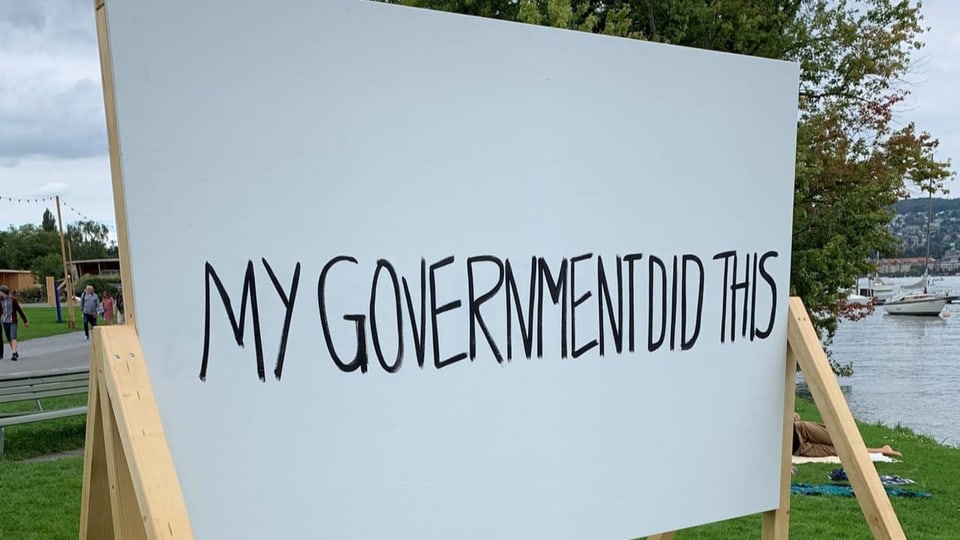 Eine Tafel mit der Aufschrift: My government did this»