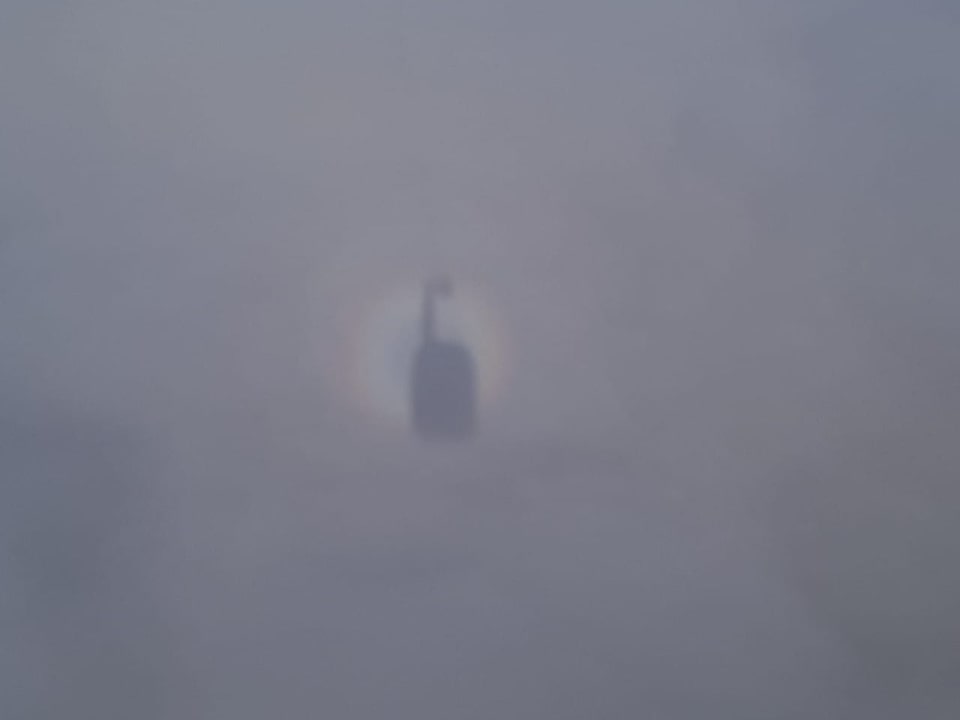 Wie entsteht dieser Regenbogenring im Nebel?Der Schatten stammt von der Rothorn Seilbahnkabine wo wir drin waren.
