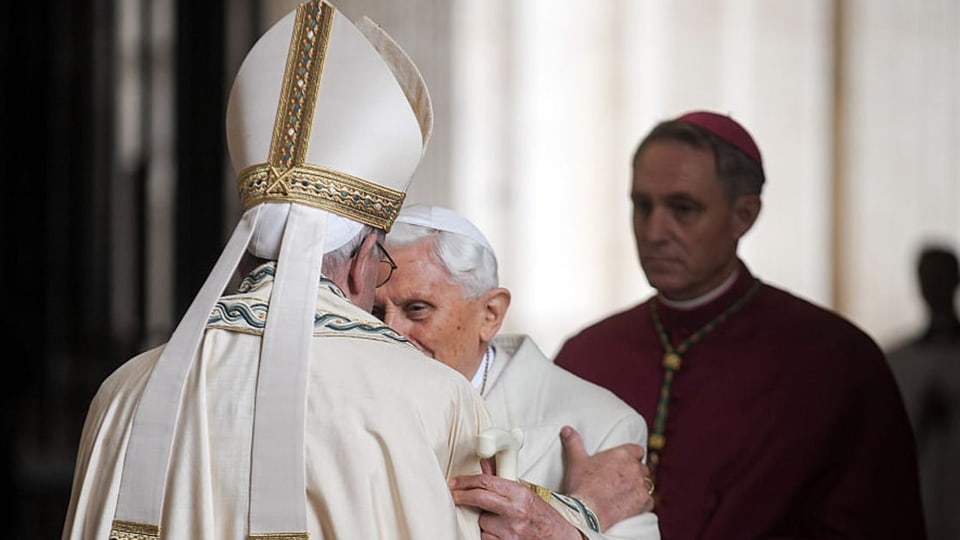 Georg Gänswein 2015 beim Treffen zwischen Papst Franziskus und seinem Vorgänger Benedikt.