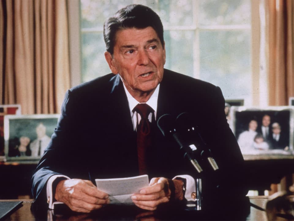 ReaSchon der ehemalige US-Präsident Ronald Reagan wandte diesen klassischen Trick im Jahr 1984 an. Beim Tontest für eine Radioansprache erlaubte sich Reagan einen kleinen Scherz: In fünf Minuten würde man mit der Bombardierung Russlands beginnen. Das Mikrofon nahm alles auf – und die Russen waren vergrault.gan