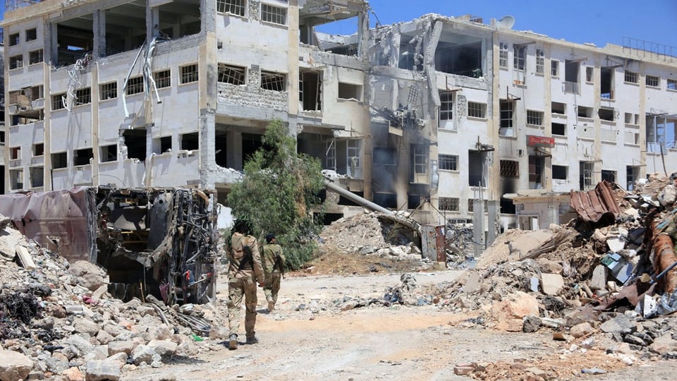Syrische Soldaten in einem komplett zerstörten Viertel von Aleppo. 