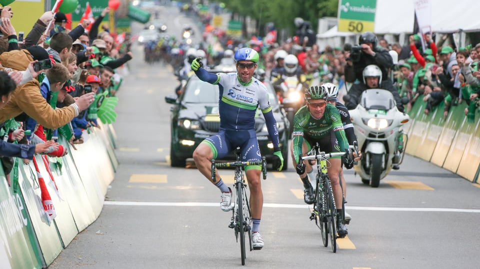 Michael Albasini überquert auf der 4. Etappe der Tour de Romandie die Ziellinie als Erster.