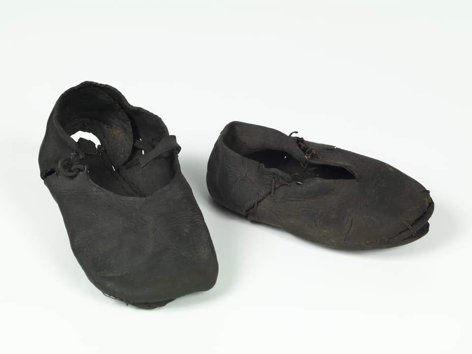 Schwarze Kinderschuhe aus Leder aus der Tudor-Epoche.