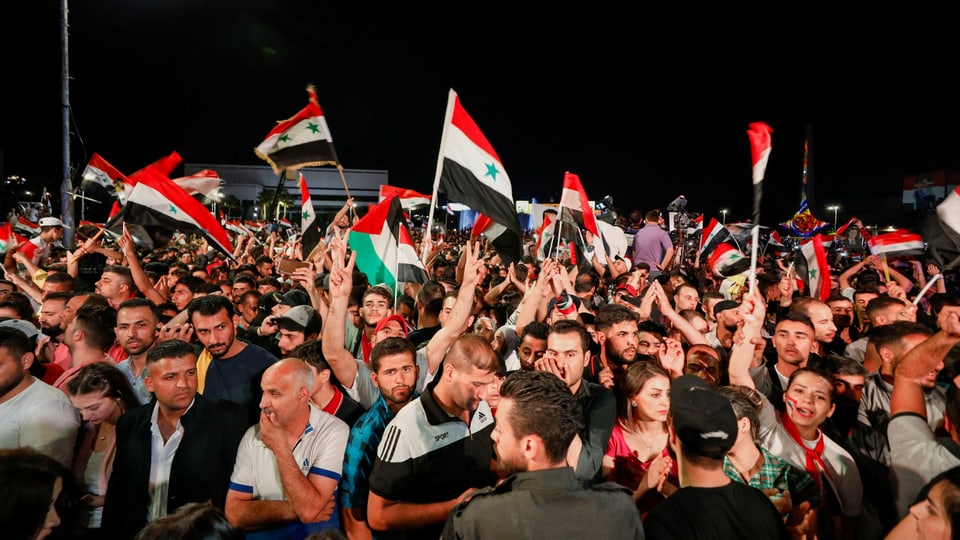 Tausende Menschen feiern trotz der anhaltenden Pandemie dicht aneinandergedrängt den Wahlsieg.