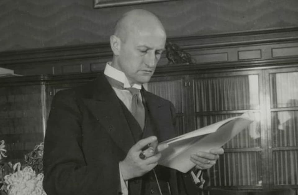 Foto in schwarzweiss: Bundesrat Philipp Etter in seinem Bundesratsbüro beim Aktenstudium zirka 1939.