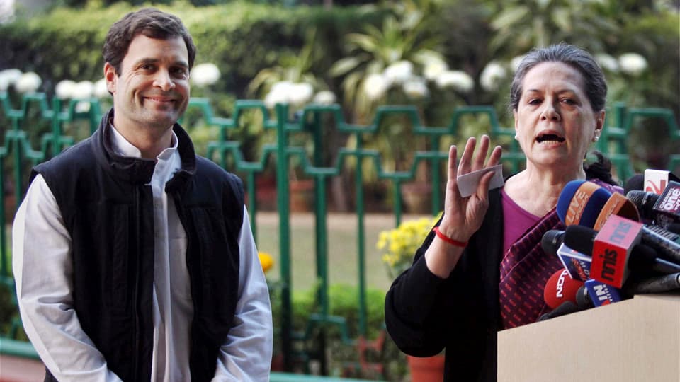 Rahul Gandhi neben seiner Mutter Sonia, der Chefin der Kongresspartei