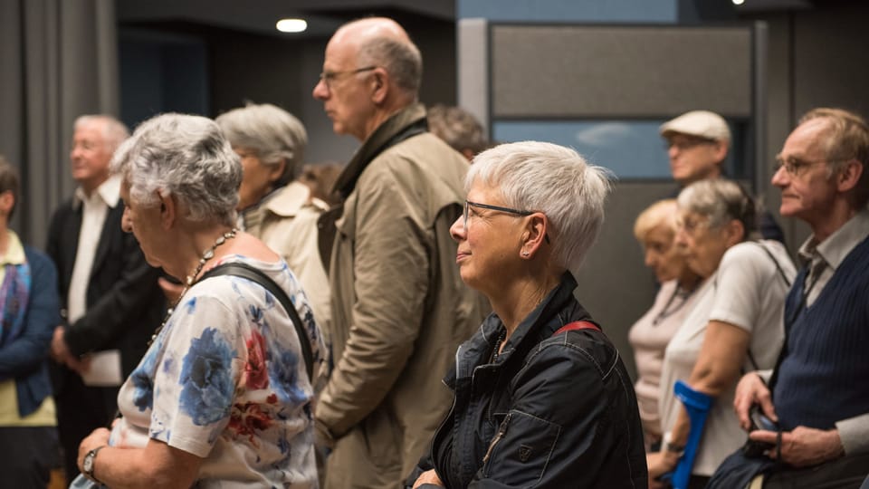 Die Besucher lauschen gebannt den Erklärungen der Guides auf der Führung durch die SRF-Studios.
