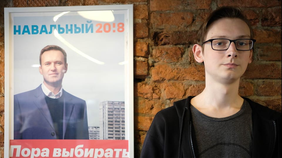 Andrei steht vor einem Navalny-Poster.