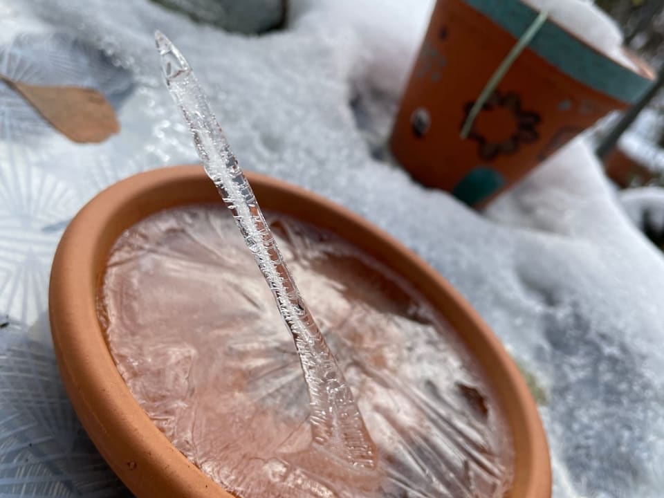 Ein Eiszapfen, welcher von unten nach oben wächst.