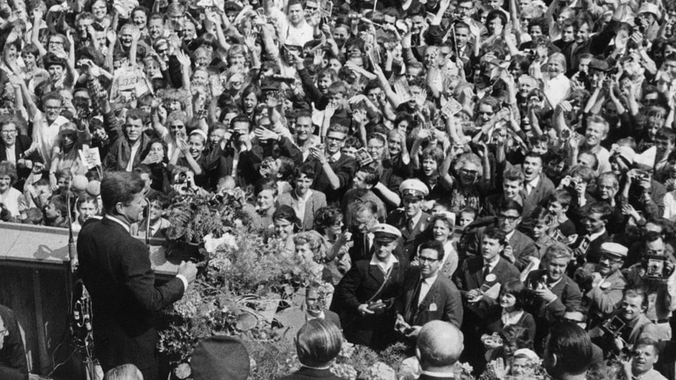 John F. Kennedy vor Tausenden Leuten. 