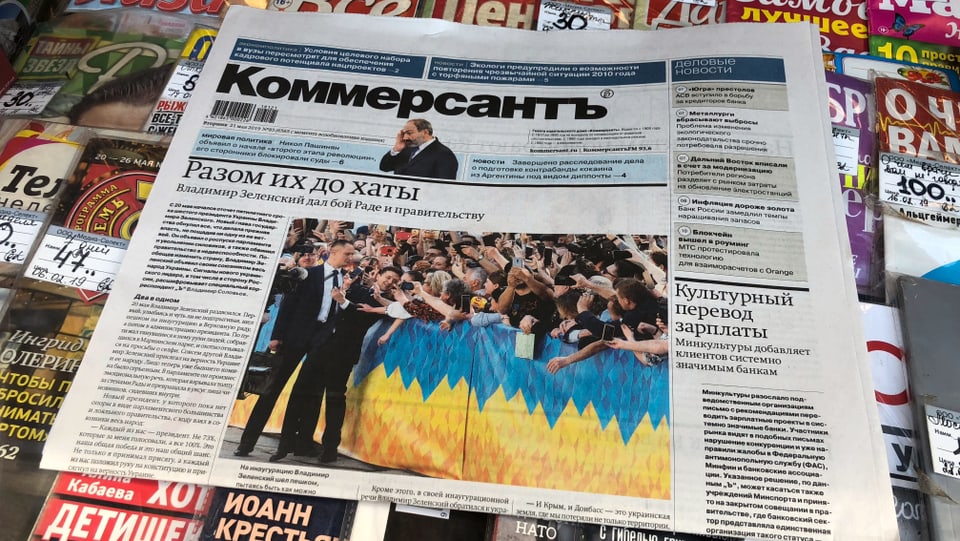 Eine Ausgabe des «Kommersant» an einem Kiosk.