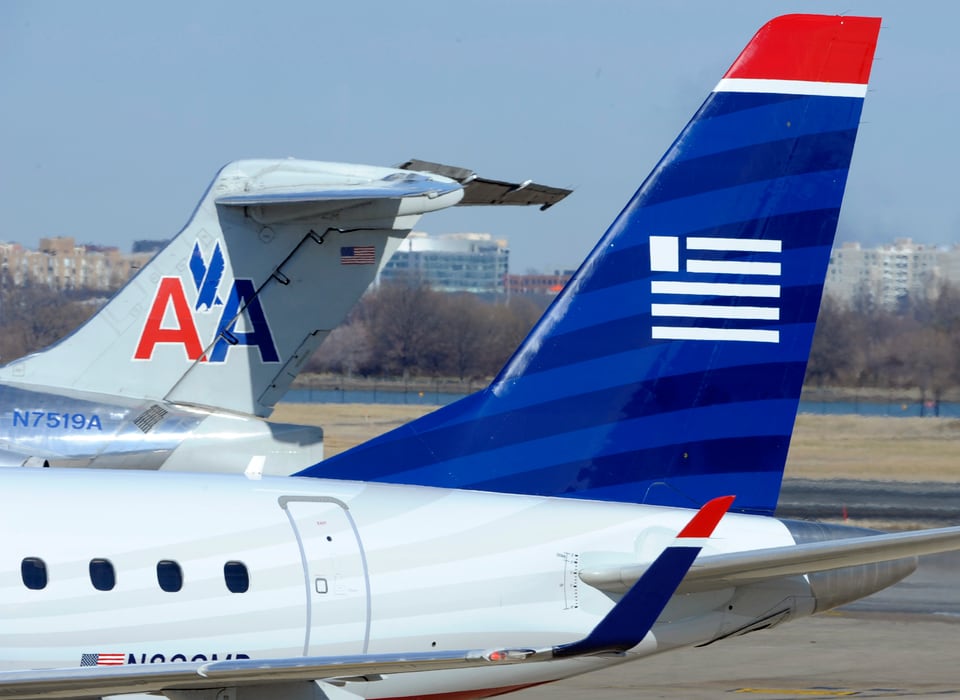 Zwei Flugzeuge der US Airline auf dem Flughafen 
