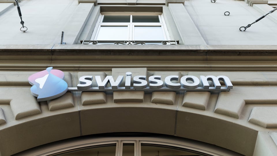 Swisscom-Logo an Hauswand.