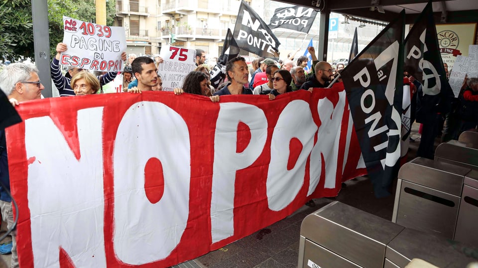 Gegner protestieren in Messina gegen das Projekt.