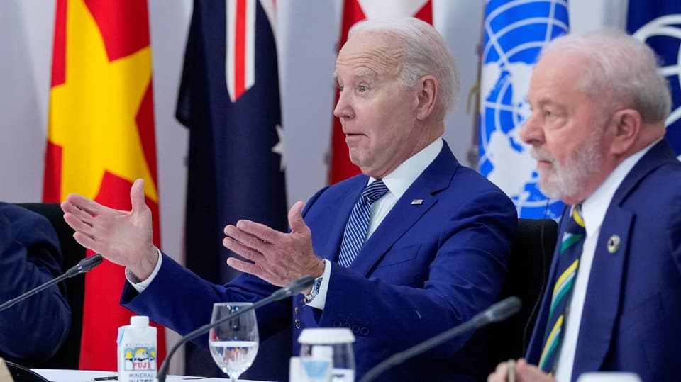 Joe Biden gestikuliert am G7-Gipfel.