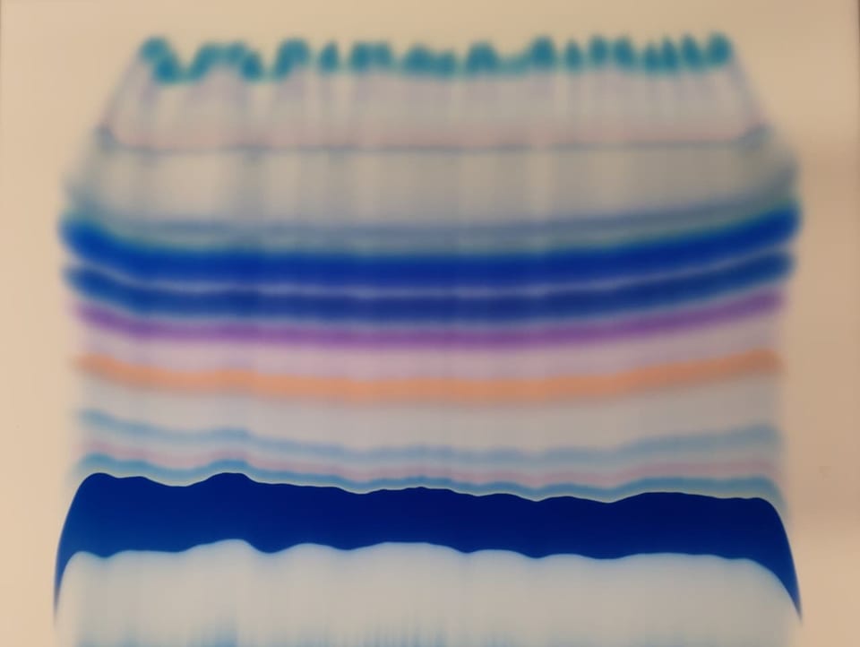 Eine Platte für die präparative Dünnschichtchromatografie, blauer Farbverlauf