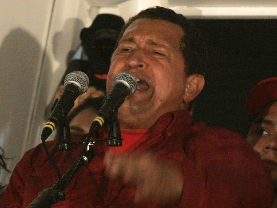 Chàvez spricht ins Mikrofon
